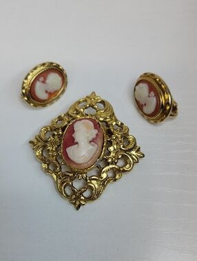 Vibtage Cameo Brooch and Earrings Set